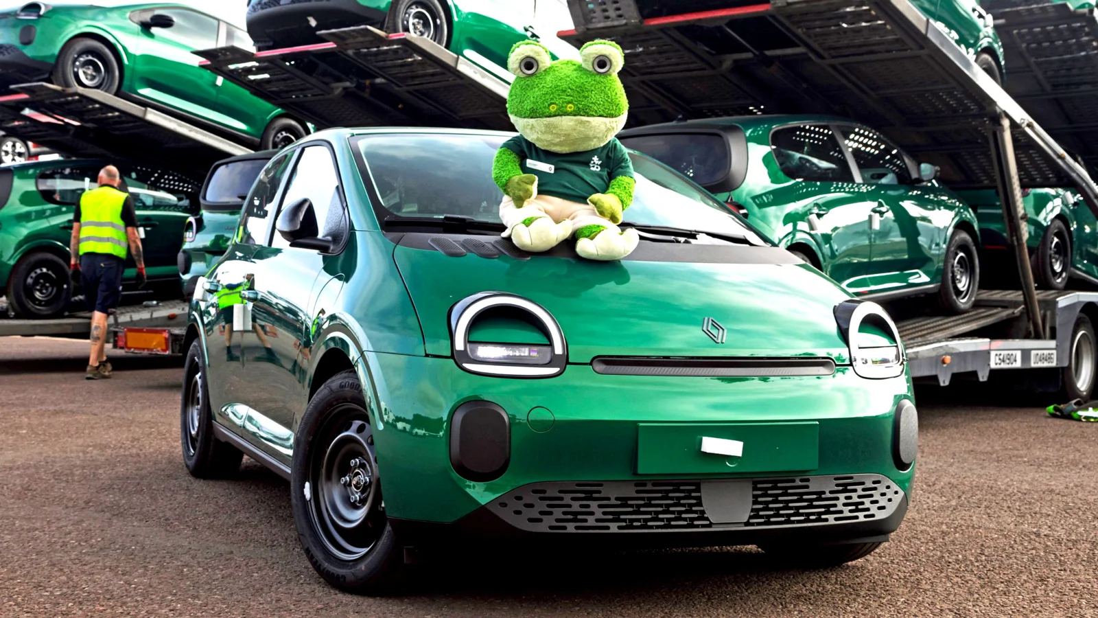 Електричний хетчбек Renault Twingo E-Tech зеленого кольору Absolute Green в автосалоні