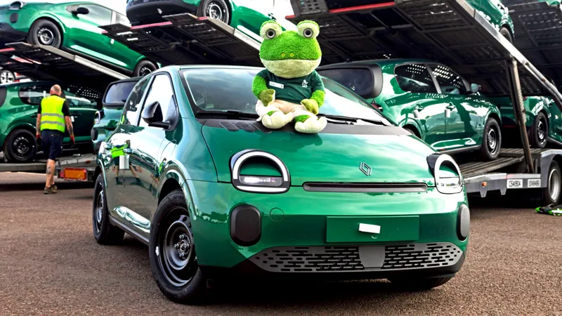 Електричний хетчбек Renault Twingo E-Tech зеленого кольору Absolute Green в автосалоні