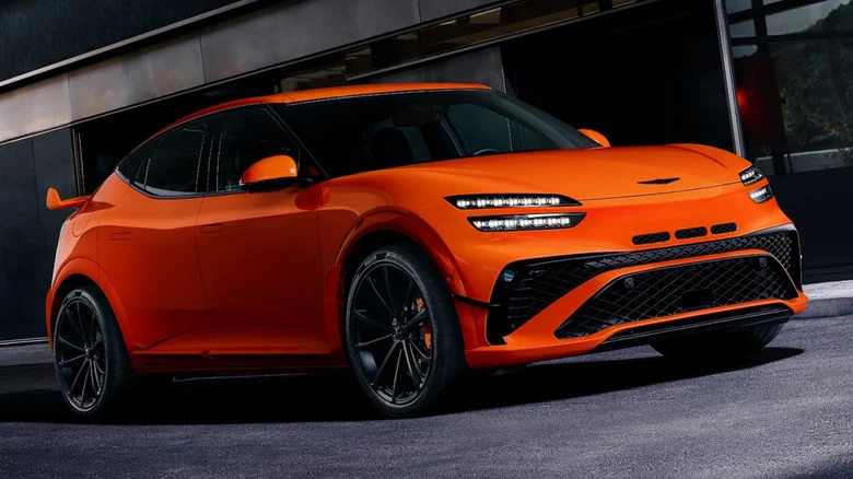 Помаранчевий спортивний електрокросовер Genesis GV60 Magma на дорозі