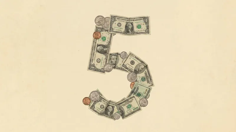 Велика цифра «5», сформована з американських грошових купюр та монет на світло-бежевому фоні.