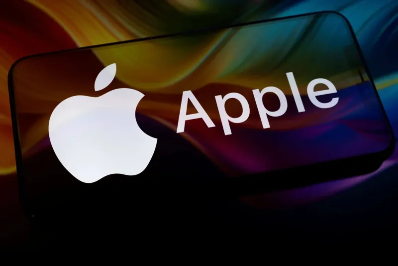 Екран сучасного гаджета з великим білим логотипом Apple та написом компанії на тлі кольорових абстрактних хвиль.