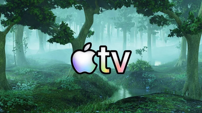 Логотип Apple TV на фоні густого туманного лісу з високими деревами, мохом та невеликим струмком води.