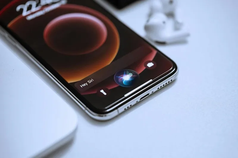 Apple трансформує Siri у повноцінного чат-бота для iOS 27 та macOS