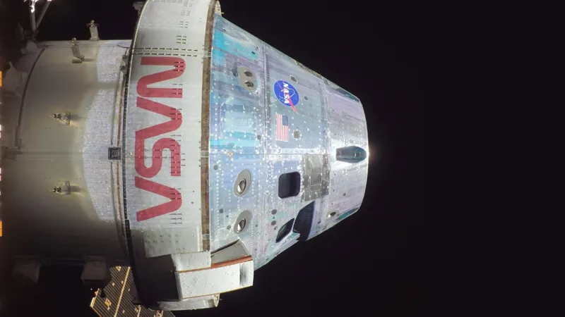 Модуль космічного апарату NASA з написом «NASA» у глибокому космосі під час місії Artemis.