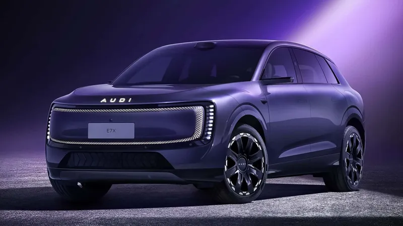 Кросовер Audi темно-синього кольору з увімкненими лінійними фарами на фоні фіолетового світла в студійному просторі.