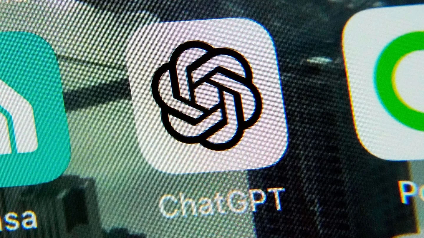 Застосунок ChatGPT на екрані смартфона iPhone