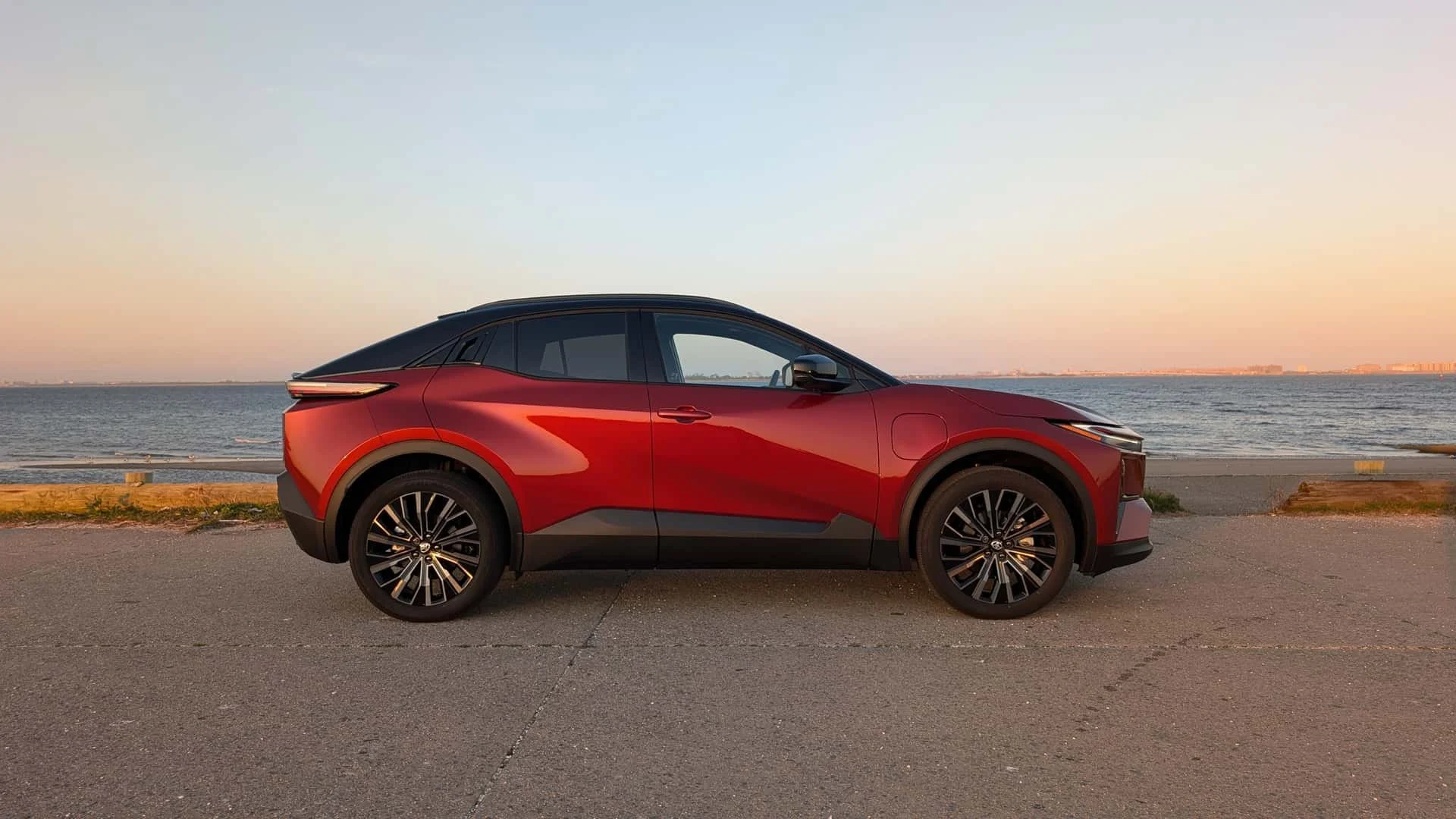 Чому американці все ще цікавляться EV, попри високі ціни на бензин