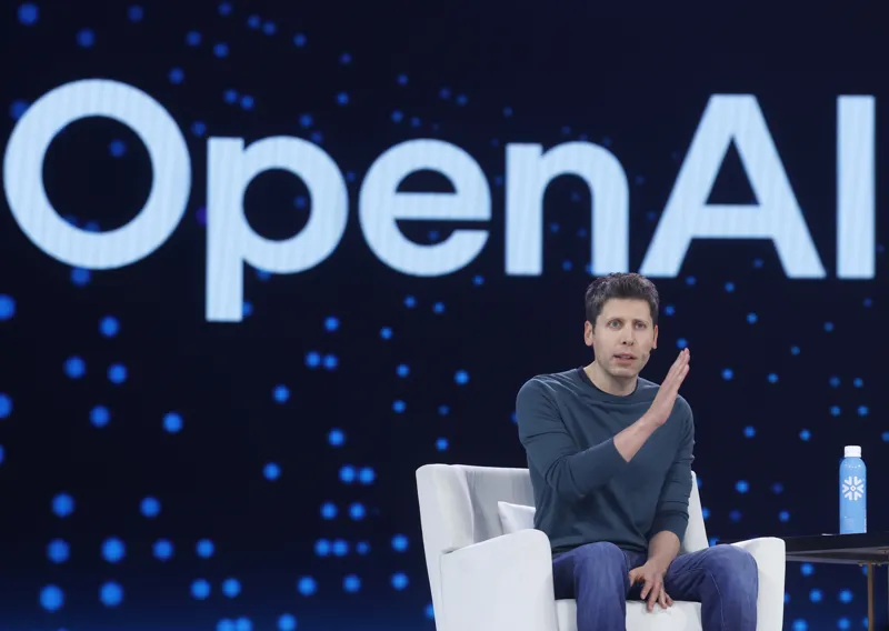 Генеральний директор OpenAI Сем Альтман на тлі логотипа компанії