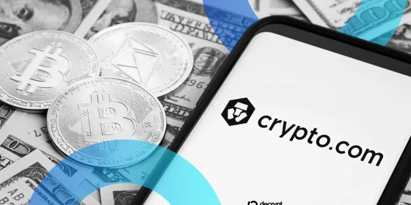 Логотип та символіка криптовалютної біржі Crypto.com на фоні цифрових ліній та графіків