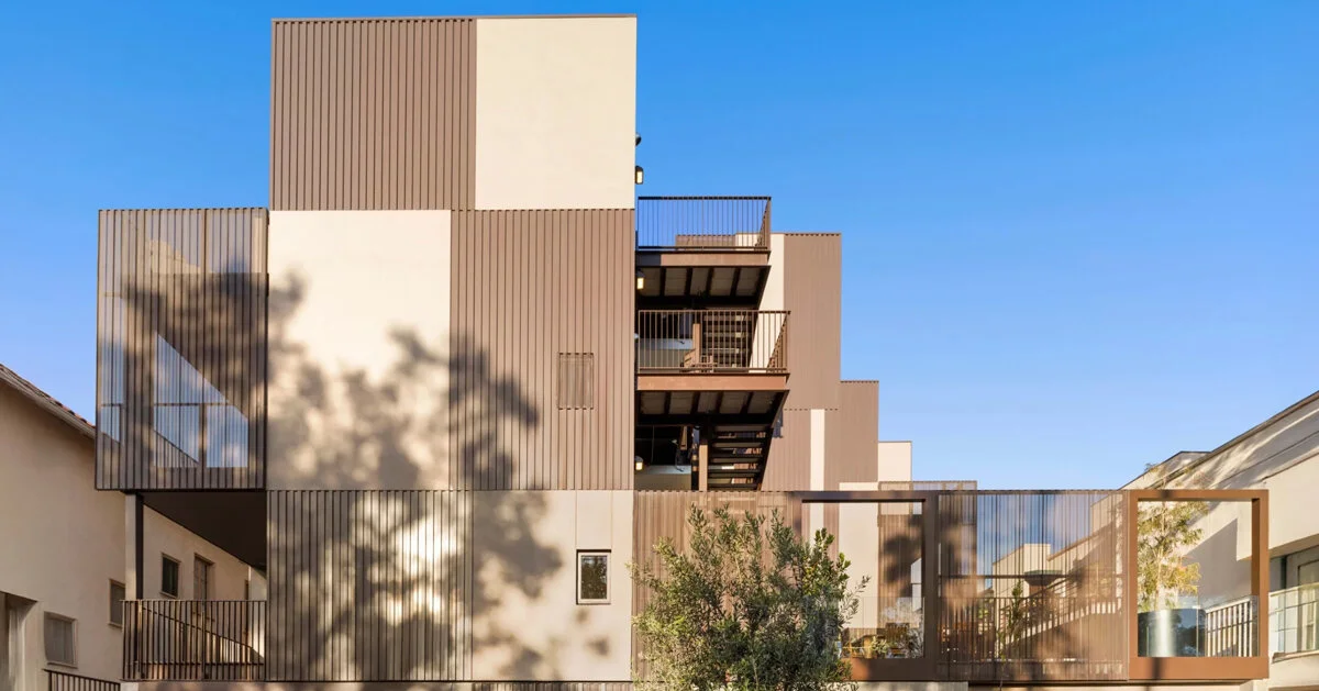 Житловий комплекс Harper Avenue Apartments із бронзовим гофрованим фасадом у Західному Голлівуді