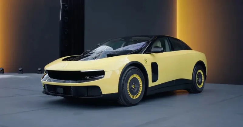 Футуристичний жовтий концепт-кар Ferrari Luce виставлений у стильному студійному інтер'єрі з драматичним підсвічуванням.