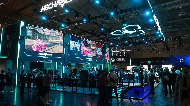 Головний павільйон виставки Gamescom у Кельні з відвідувачами та стендами ігрових компаній