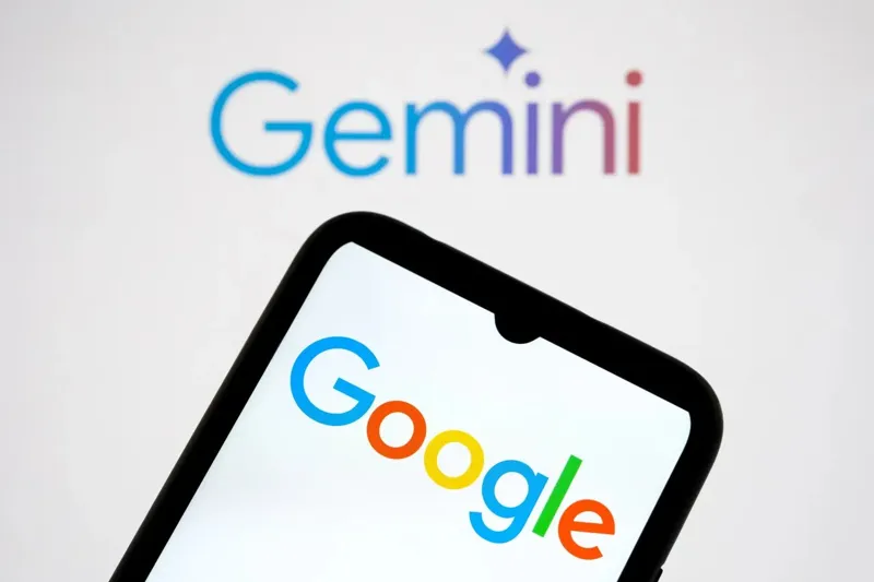 Смартфон під кутом, на екрані якого відображається кольоровий логотип Google, а на задньому плані — великий градієнтний напис Gemini зі зіркою.