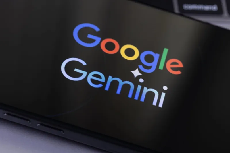 Екран мобільного пристрою відображає яскравий інтерфейс з логотипом Google і назвою штучного інтелекту Gemini.
