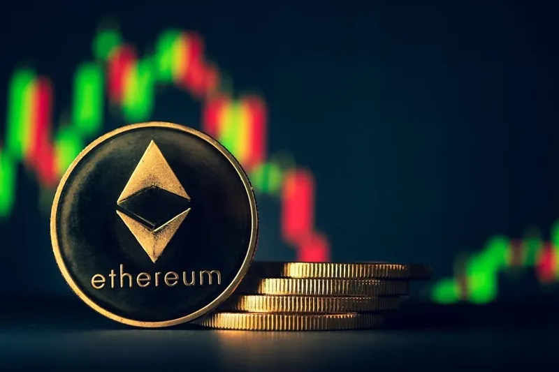 Золота монета Ethereum та купюрна стопка перед розмитим графіком ціни криптовалют на темному тлі.