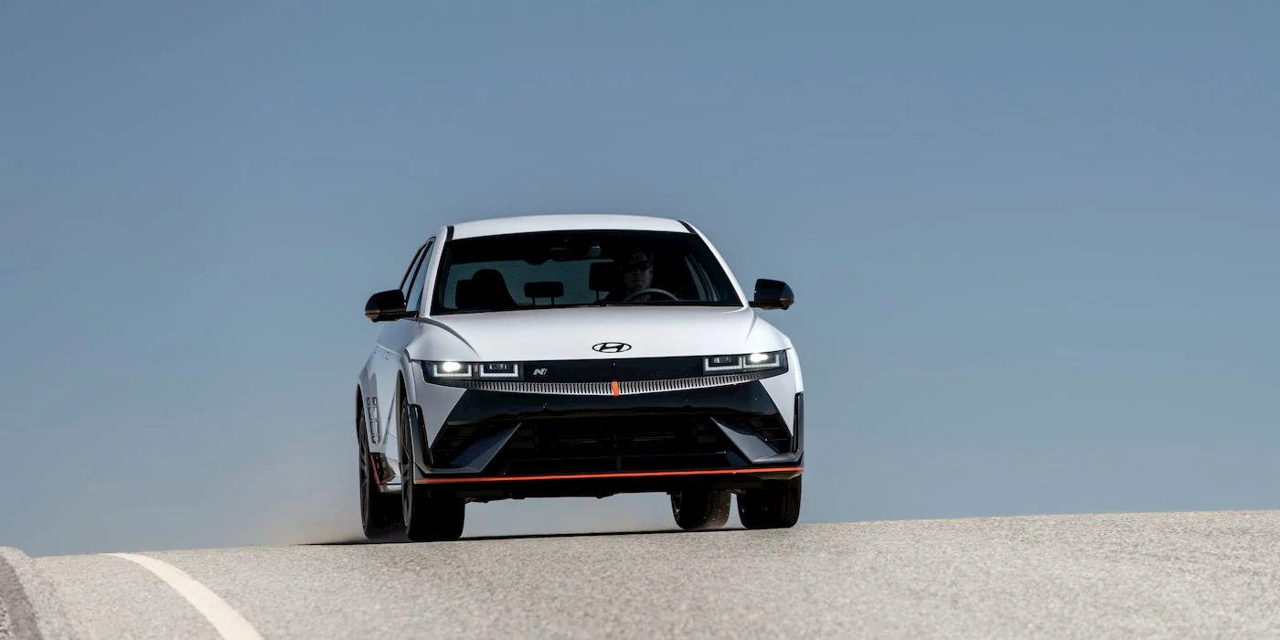Оновлений спортивний електромобіль Hyundai IONIQ 5 N 2026 модельного року синього кольору на дорозі