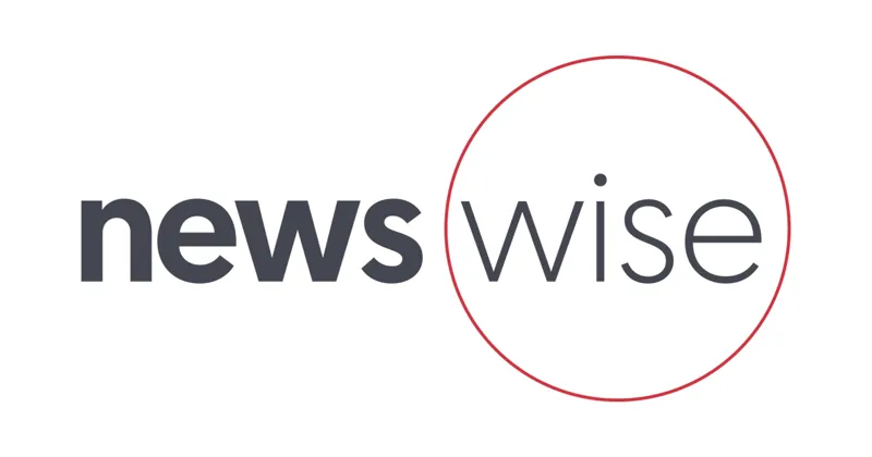 Графічний логотип із написом news wise сірого кольору на білому тлі, де слово wise оточене тонким червоним контуром кола.