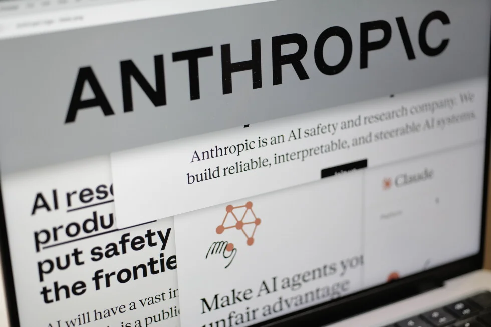 Екран комп'ютера з логотипом компанії Anthropic та сайтом розробника штучного інтелекту