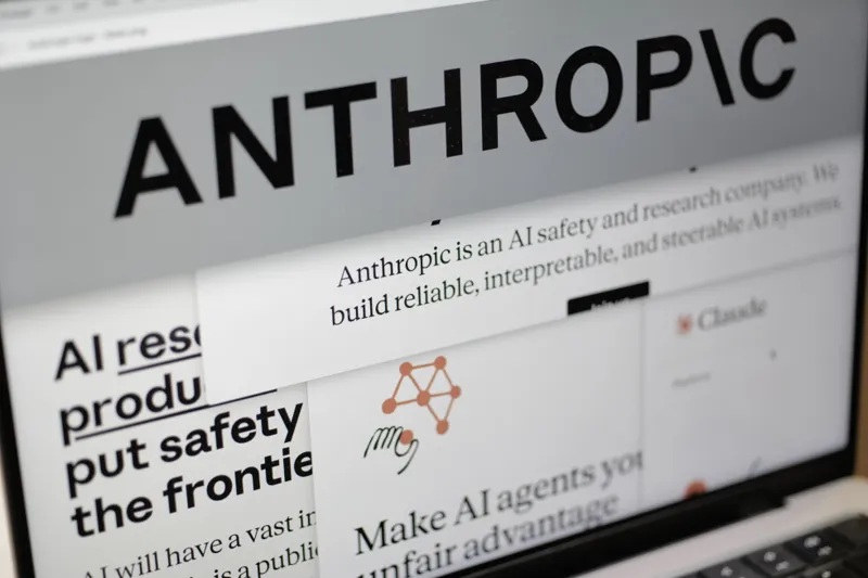 Екран комп'ютера з логотипом компанії Anthropic та сайтом розробника штучного інтелекту
