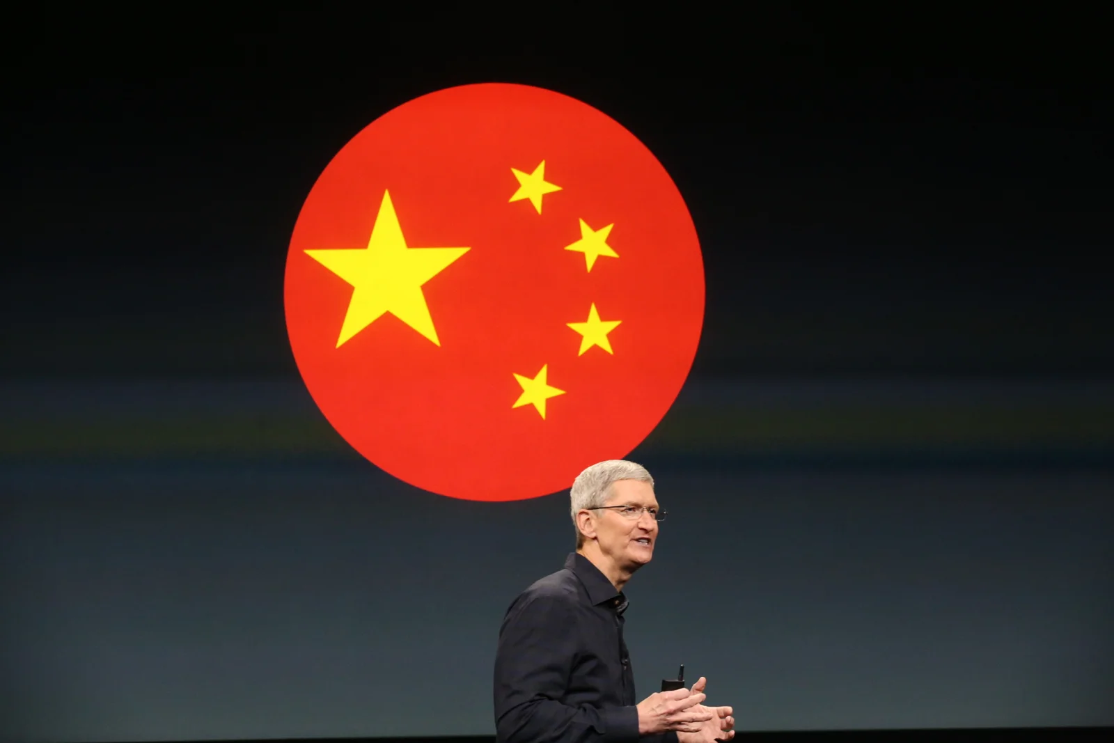 Логотип Apple перед фірмовим магазином Apple Store в одному з міст Китаю