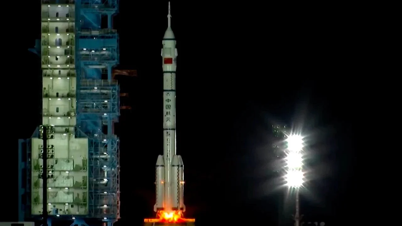 Китай відправив астронавтів у космос на рекордно довгу місію 🚀