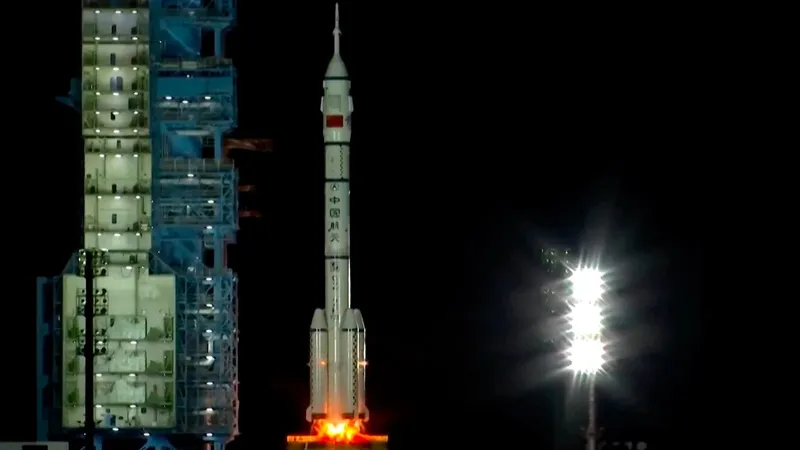 Китай відправив астронавтів у космос на рекордно довгу місію 🚀