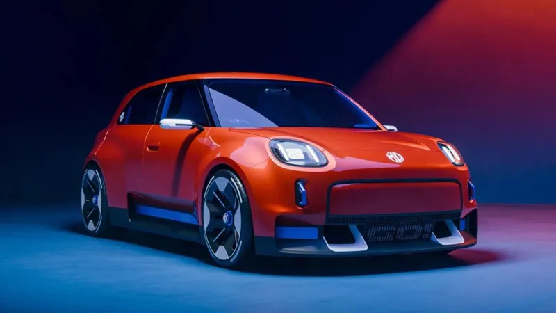 Помаранчевий концепт електромобіля MG Go з синіми деталями на кузові та великими колесами в умовах студійного освітлення.