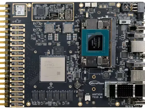 Вид зверху на материнську плату MicroPhase AntSDR T510 AI з мікросхемами Xilinx Zynq, конденсаторами та рядами золотистих контактів.