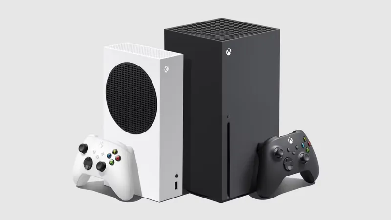 Дві ігрові консолі Xbox білого та чорного кольорів із відповідними геймпадами стоять поруч на однотонному сірому тлі.
