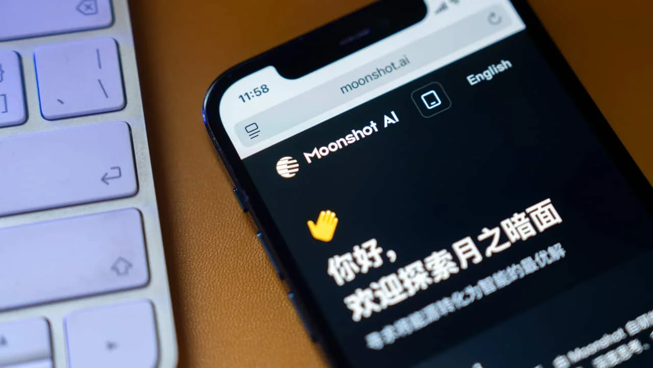 Логотип китайського стартапу штучного інтелекту Moonshot AI на фоні коду та технологічних графіків