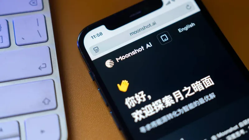 Логотип китайського стартапу штучного інтелекту Moonshot AI на фоні коду та технологічних графіків