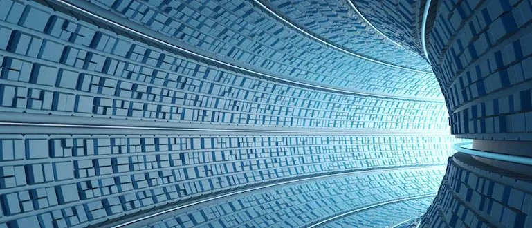 Епічний футуристичний коридор із глибоким перспективним тунелем, обкладеним сітчастими блоками даних та блакитною підсвічуванням.
