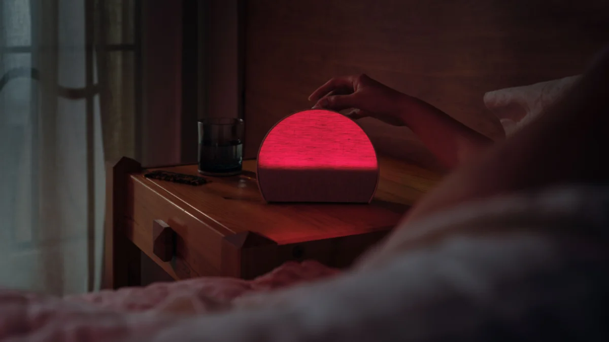 Настільний безконтактний трекер сну Hatch Sleep Clock у спальні