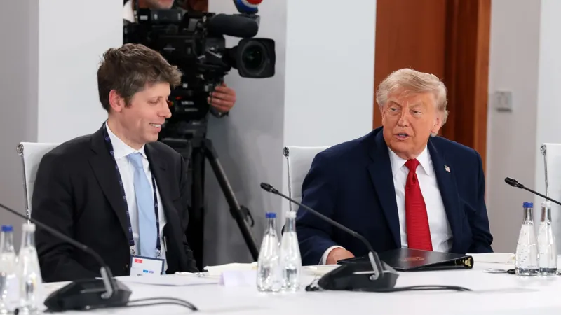Дональд Трамп та чоловік у костюмі сидять за довгим столом з мікрофонами під час офіційної зустрічі.