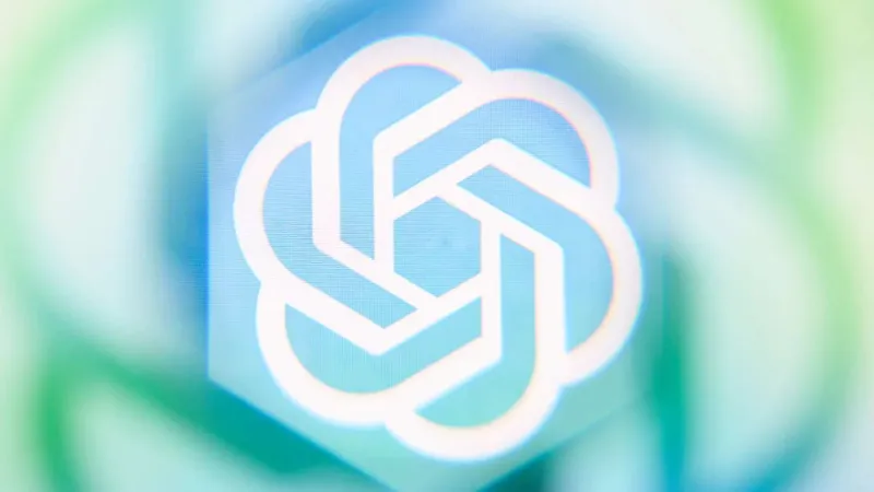 Геометричний білий символ OpenAI на синьому шестикутнику з розмитим яскраво-зеленим та блакитним фоном.