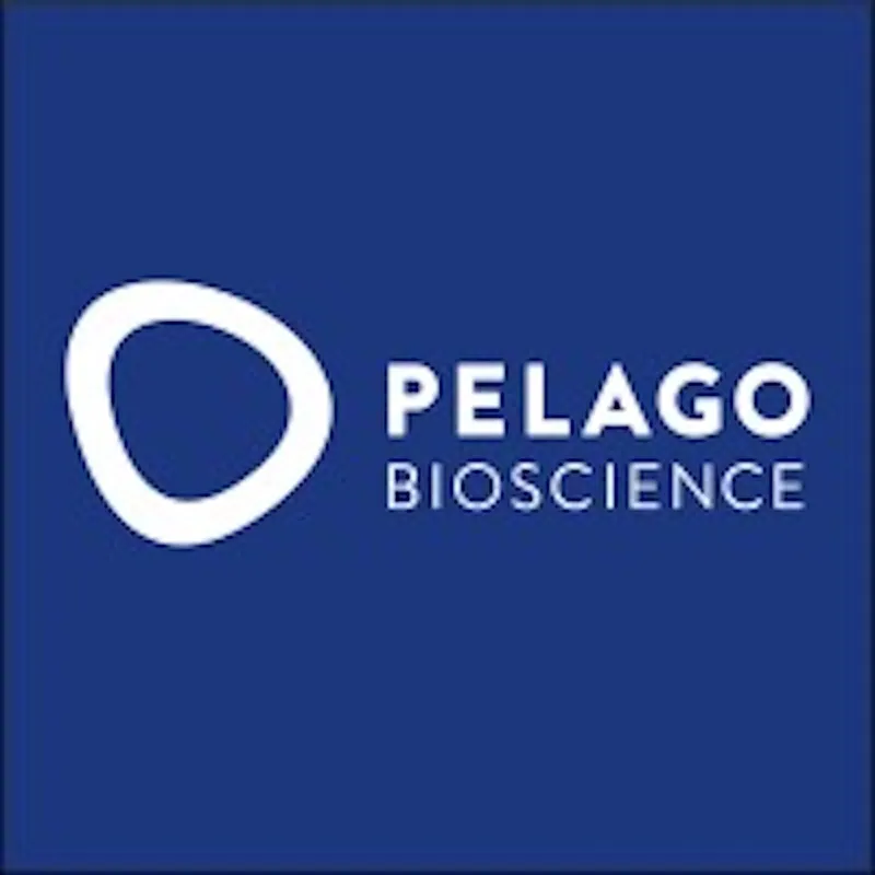 Білий логотип компанії Pelago Bioscience з абстрактним овалом ліворуч на темно-синьому фоні.