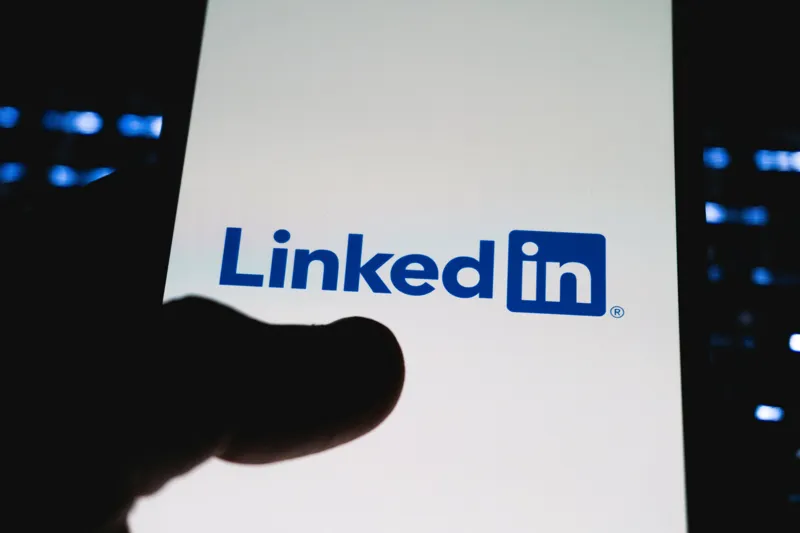 Публікації про колег у LinkedIn приносять більше охоплень, ніж самопіар: дослідження Daniel Usera