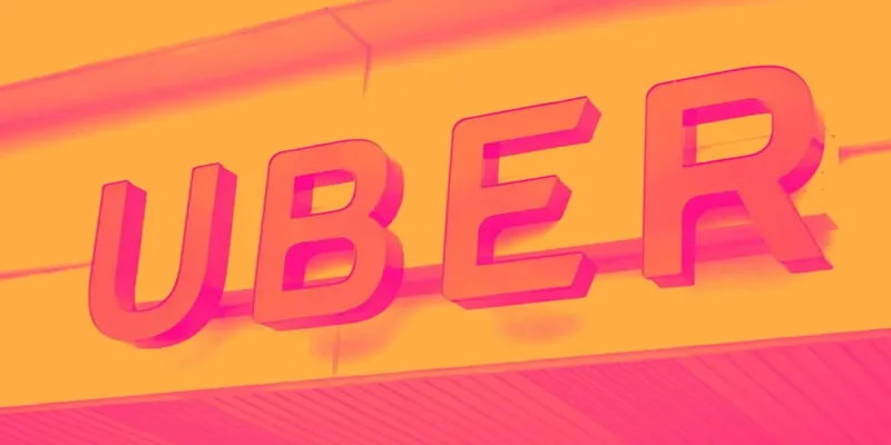 Об'ємний логотип Uber рожевого кольору на яскраво-жовтому фоні з градієнтом у стилі сучасного корпоративного брендингу.