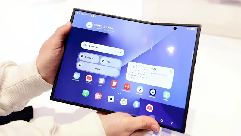 Руки людини тримають розгорнутий смартфон Samsung Galaxy Z Fold із сучасним інтерфейсом користувача та календарем.