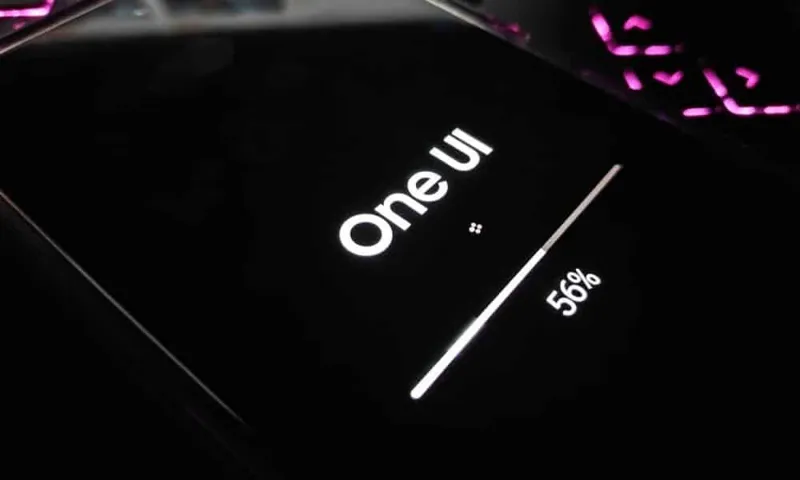 Макрознімок екрана смартфона з інтерфейсом One UI та індикатором заряду 56% на темному технологічному фоні.