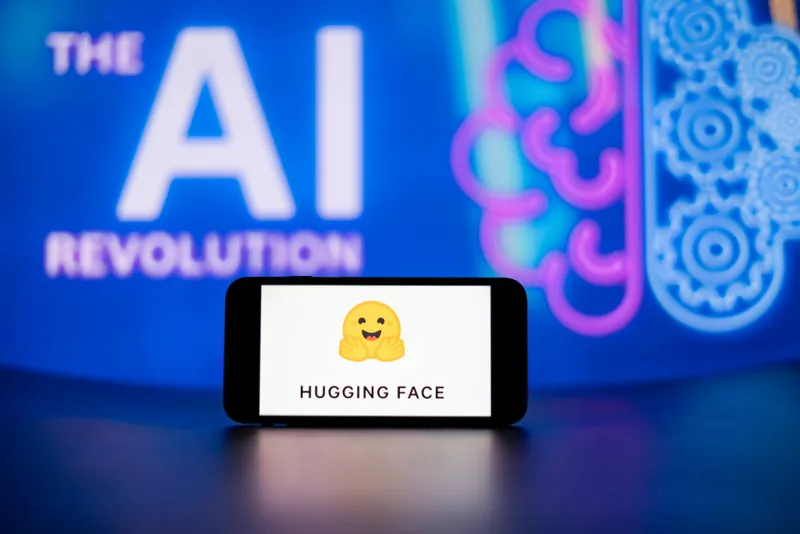 Логотип платформи Hugging Face на екрані смартфона на тлі символів штучного інтелекту