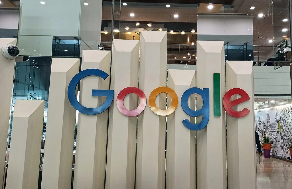 Логотип корпорації Alphabet та компанії Google на фасаді сучасного офісного будинку
