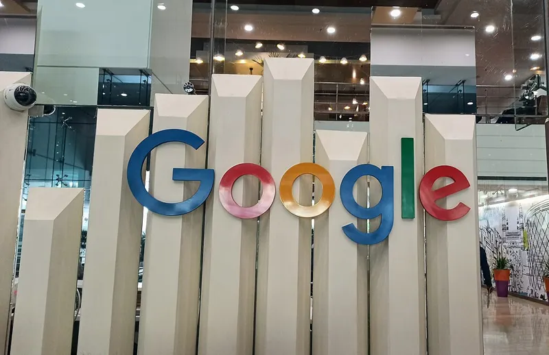 Логотип корпорації Alphabet та компанії Google на фасаді сучасного офісного будинку