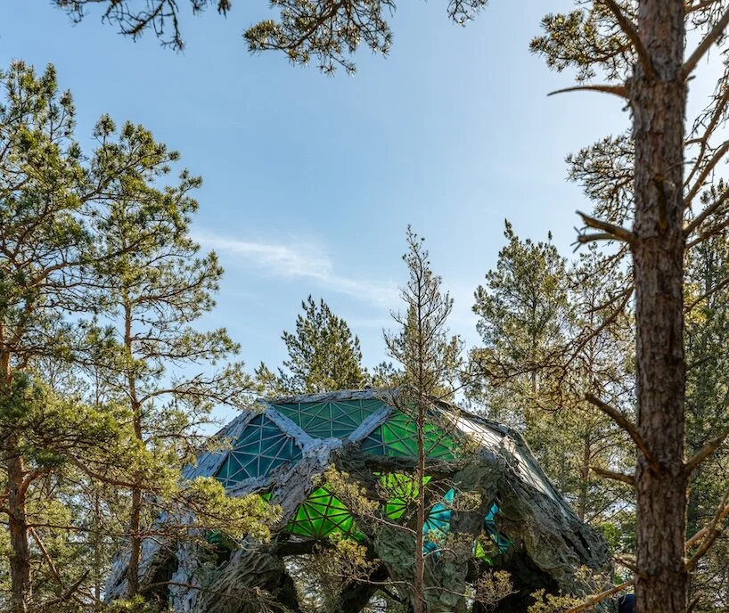 Інсталяція Aurora Borealis Star Dome Крістіни Іглесіас із алюмінію та кольорового скла в парку Стокгольма