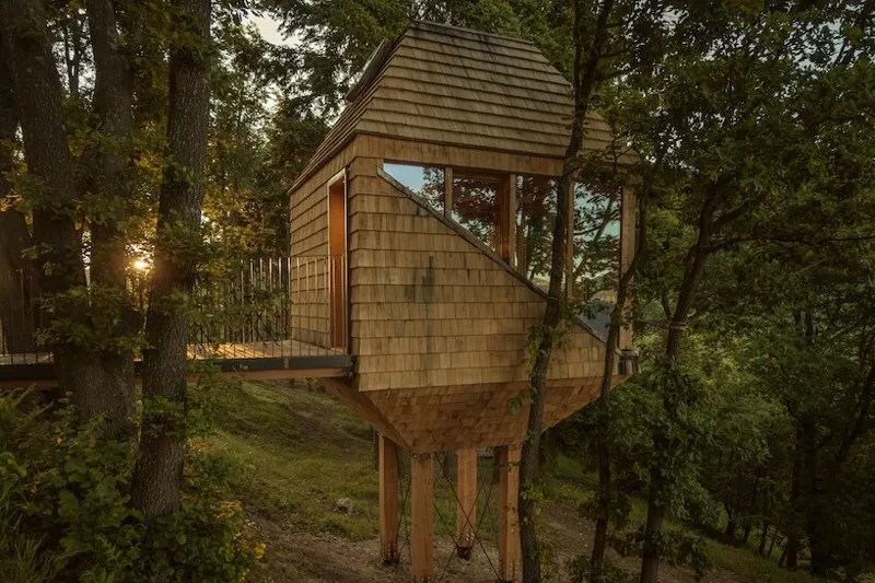 Дерев'яний панорамний модуль TreeBOX від Officina82 серед дубових крон у Лігурійських Альпах