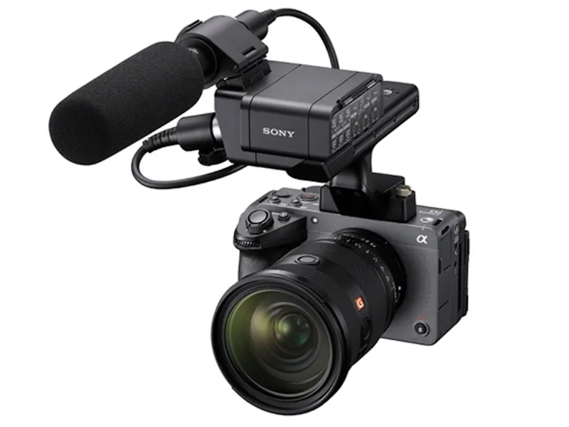 Повнокадрова кінокамера Sony FX5 із повнокадровим сенсором на темному тлі