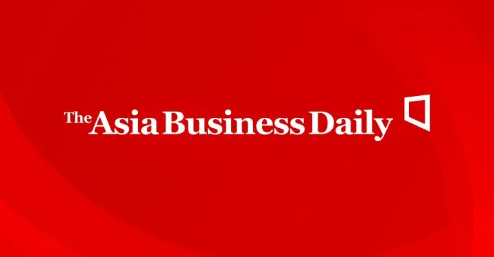 Напис The Asia Business Daily білим шрифтом поруч із геометричним символом на яскраво-червоному фоні з хвилястими лініями.