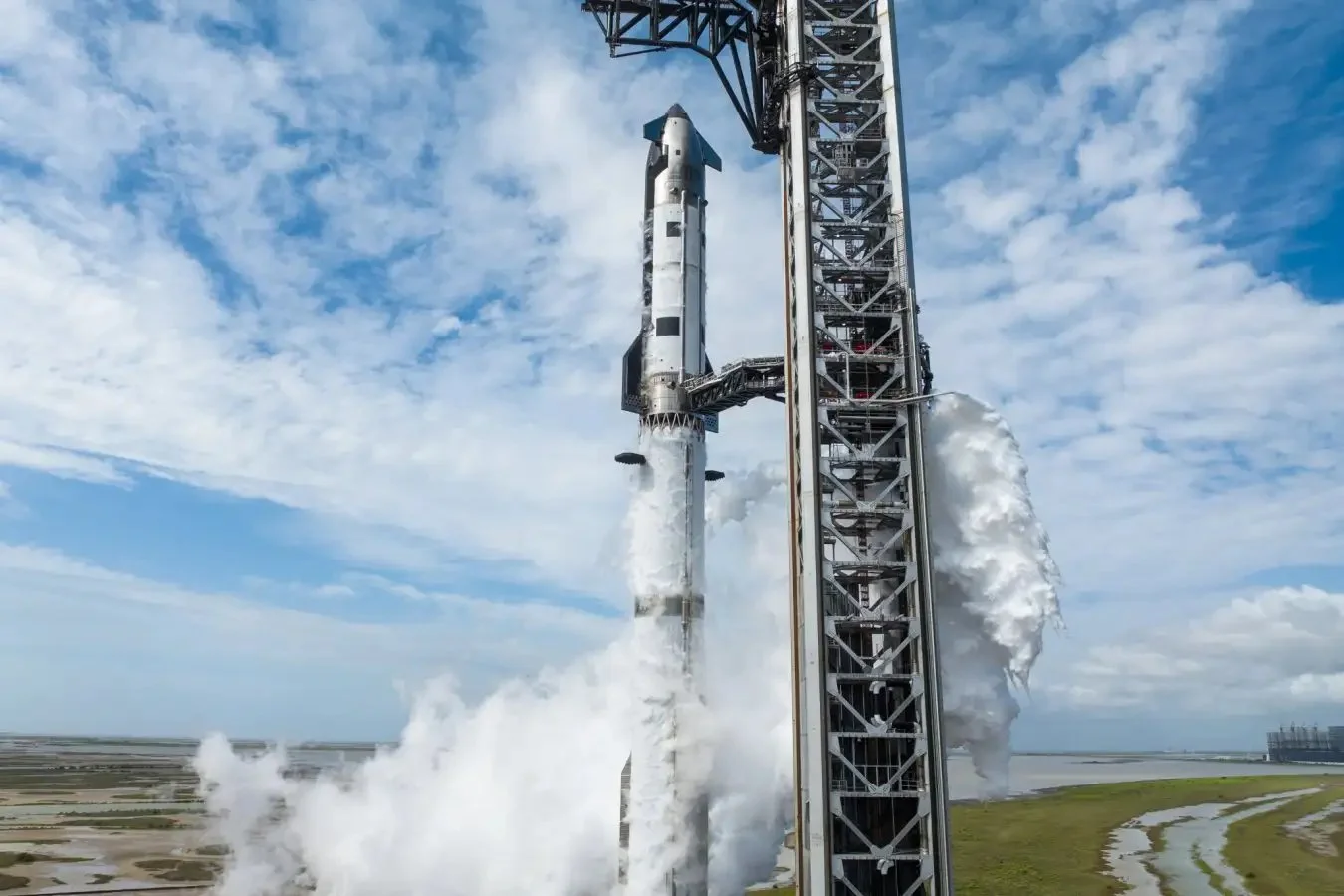 SpaceX готує Starship до рекордного запуску найпотужнішої ракети