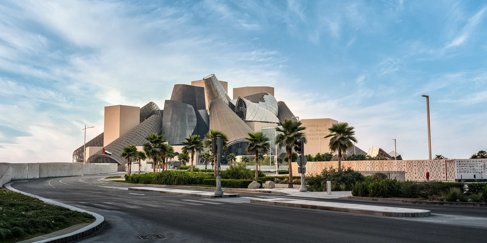 Артистична візуалізація футуристичного музею Guggenheim Abu Dhabi за проєктом архітектора Френка Гері
