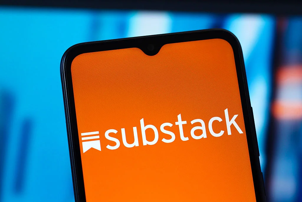 Логотип платформи Substack на екрані смартфона